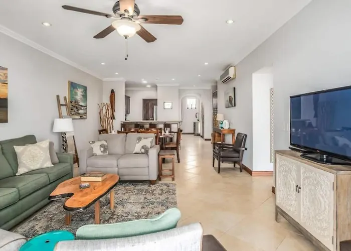 Elegant Oceanview With Spacious Open-concept Floor Plan And Inviting Design Сasa de vacaciones